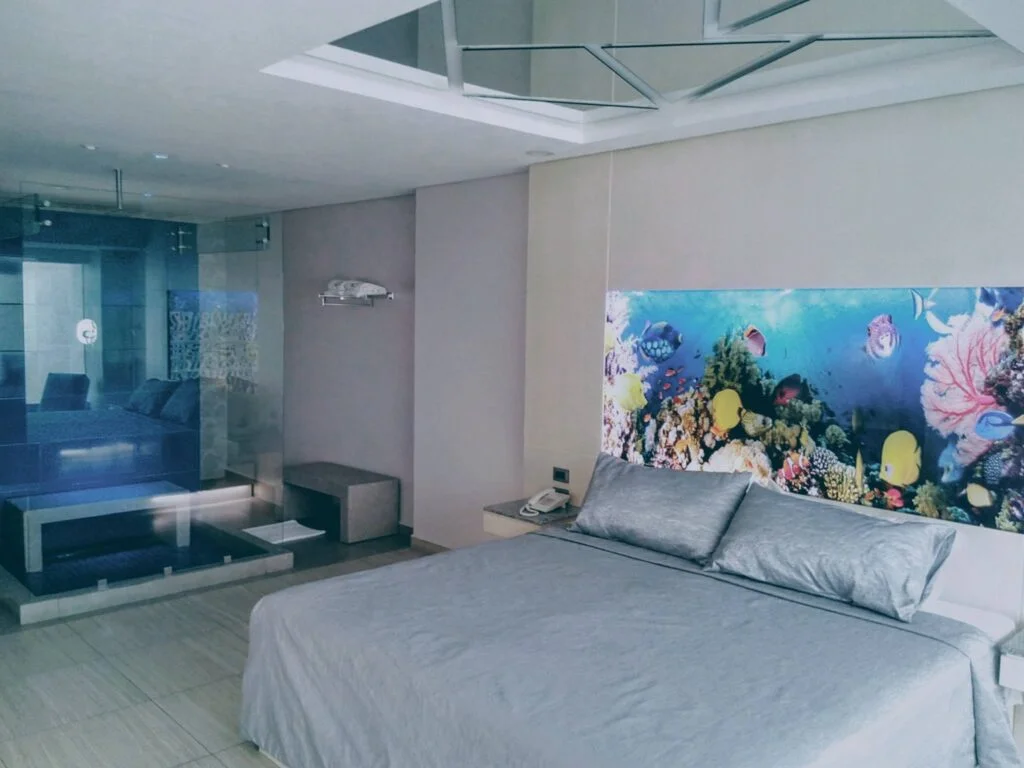 Dormitorio con espejos y regadera en Alberca Corales de Hotel K20