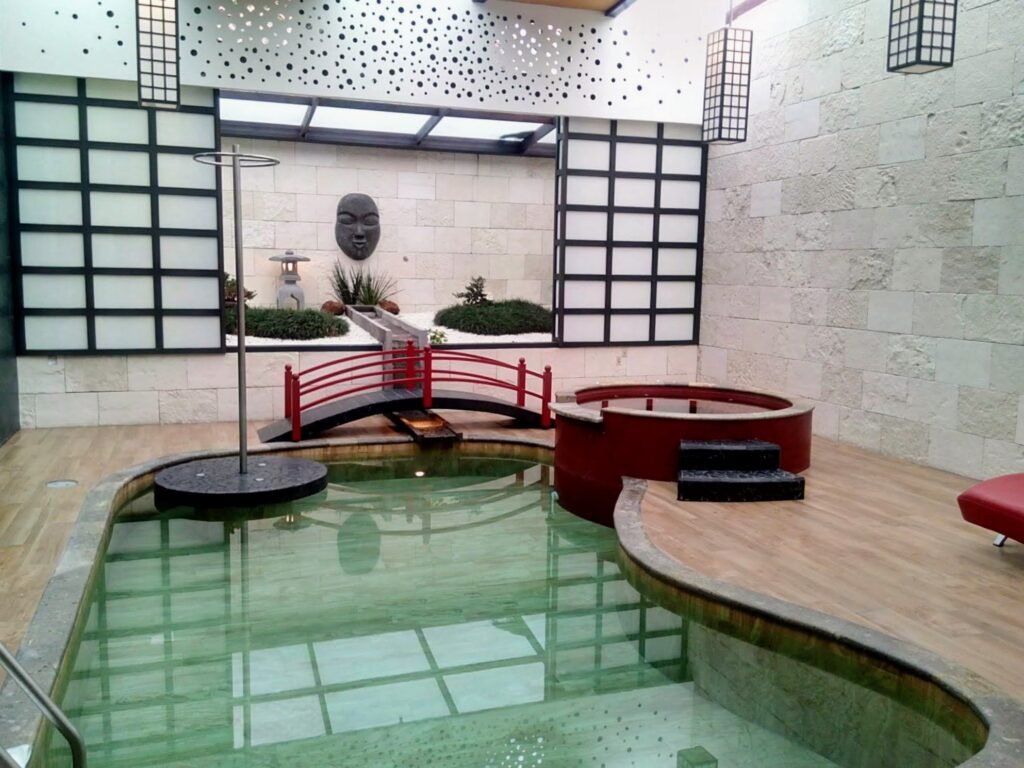 Jardín y puente en Alberca Japonesa de Hotel K20