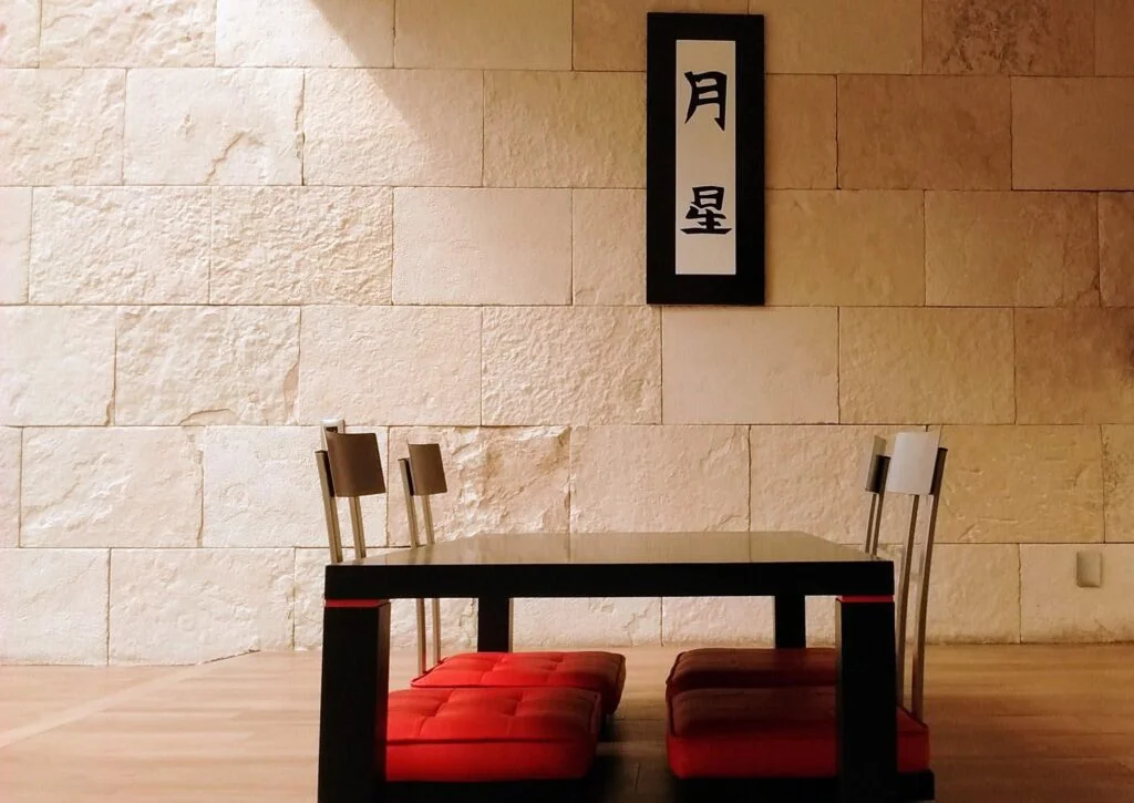 Mesa comedor en Alberca Japonesa de Hotel K20