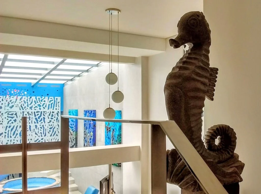 Caballito de mar en escaleras de Alberca Corales de Hotel K20