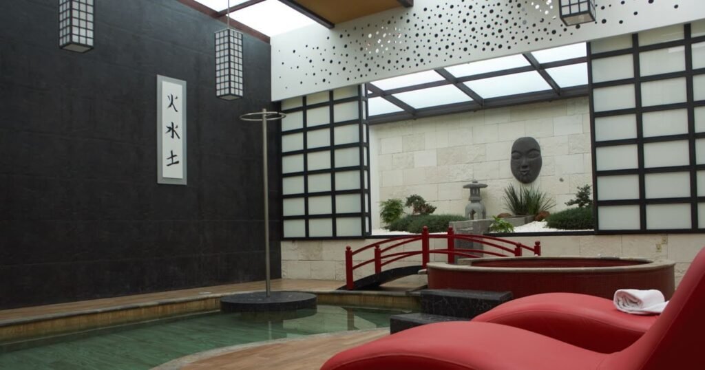 Camastros en Alberca Japonesa de Hotel K20